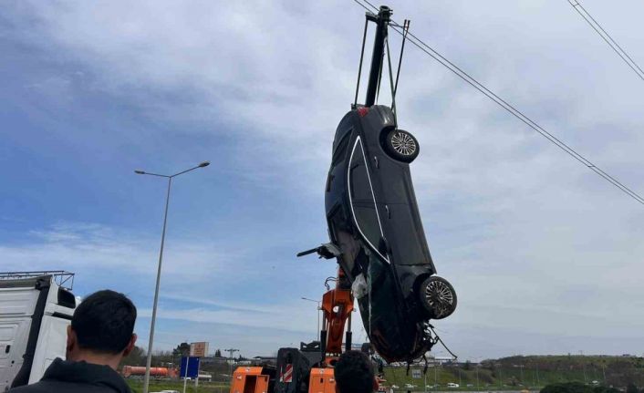 Ünlü saç ekimi uzmanı Berkay Tulpar, lüks otomobiliyle bariyerlere çarpıp çayırlık alana uçtu