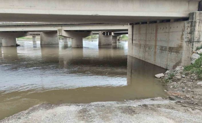 Yağmurdan yükselen dere, aracıyla köprü altından geçmek isteyen yaşlı adamı yuttu