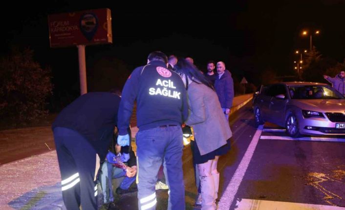 Yardım için durdular, kendilerine küfür edilince alkollü sürücüyü ve arkadaşını darp ettiler