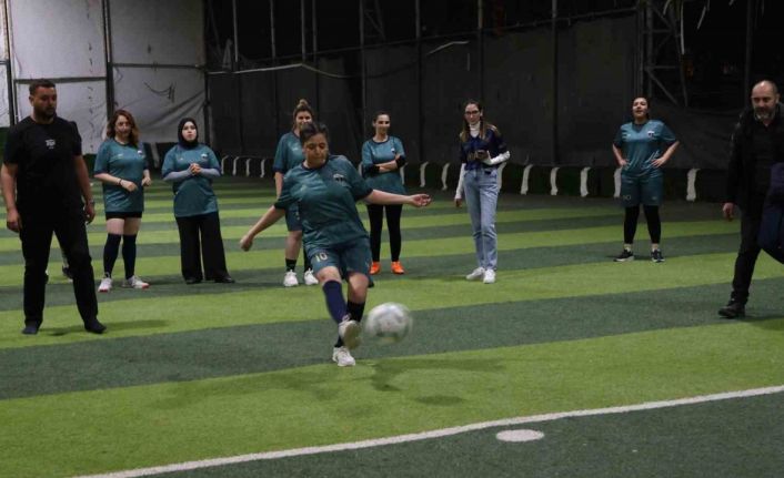 Yeşil sahadaki performanslarıyla erkeklere taş çıkaran kadınlar, halı saha maçında doyasıya eğlendiler