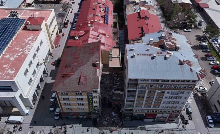 Yıkım esnasında zarar görüp tahliye edilmişti, tehlike saçmaya devam ediyor
