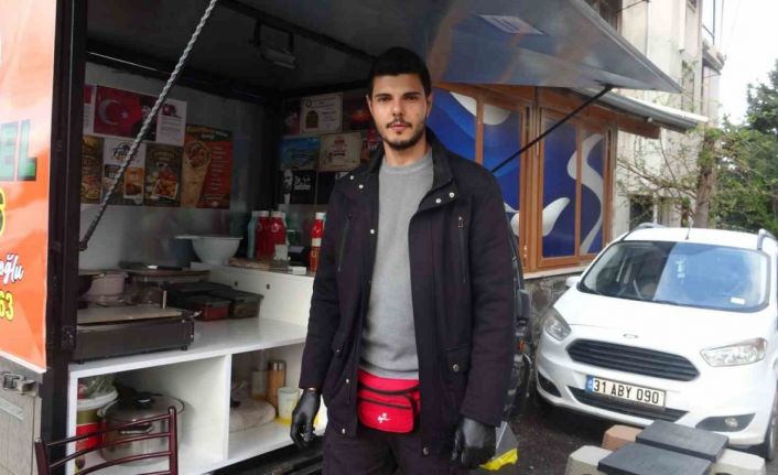 Yıllarca izlediği videolara özenen genç, hevesle başladığı işinde 1 buçuk metrekarelik seyyar tezgahında ekmek parasını kazanıyor