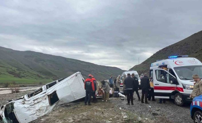Yolcu minibüsü dere yatağına yuvarlandı: 16 yaralı
