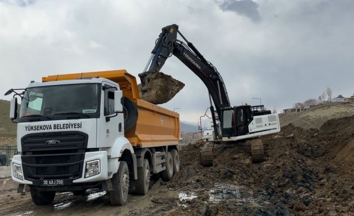 Yüksekova’da heyelan nedeniyle tek şeridi 19 gündür kapalı olan yol temizleniyor