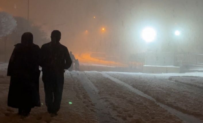 Yüksekova’da nisan karı: İlçe yeniden beyaza büründü, kartpostallık görüntüler ortaya çıktı