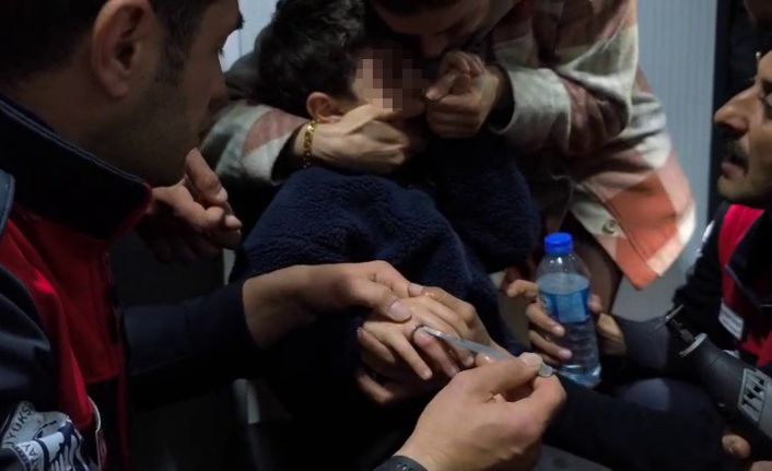Yüzük çıkarma operasyonunda gözyaşlarına boğulan çocuğu annesi ve itfaiye ekipleri teselli etti