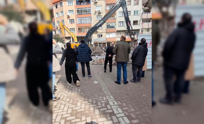 Zeytinburnu’nda bina yıkımı sırasında kopan parça çocuğun kafasına düştü: 1 ölü