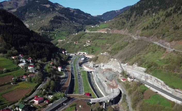 Bakan Uraloğlu: "Karadeniz’in sembolü Zigana Tüneli’mizi 3 yılda 5 milyon 277 bin 434 araç kullandı"