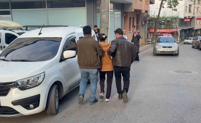 ’’Bu araç benim’’ diyerek  hırsızlık için girdiği araçtan inmeyen kadın tutuklandı