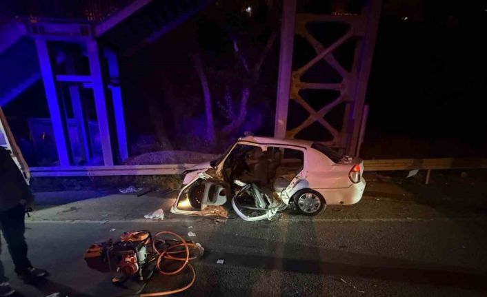 Dönüş yapmak isteyen otomobile hafif ticari aracın ok gibi saplandığı kaza kamerada