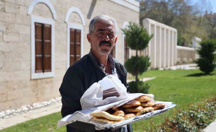 Emekli baba, ev yapımı poğaça satarak çocuğunun tedavisine destek oluyor