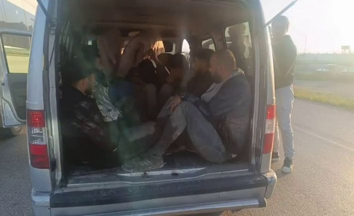 Hafif ticari araca 10 göçmen sığdıran insan tacirine 100 bin TL ceza
