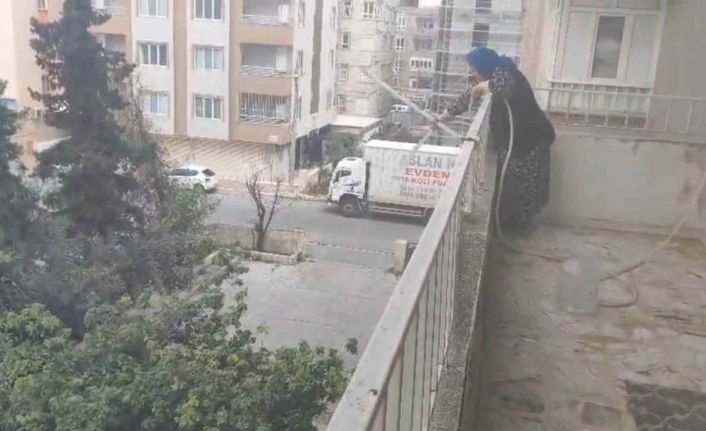 Park halinde alev alan aracı yaşlı kadın balkondan söndürmeye çalıştı