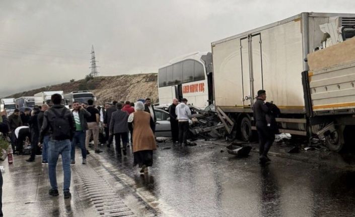 TAG Otoyolu’nda zincirleme trafik kazası: 1’i ağır 5 yaralı