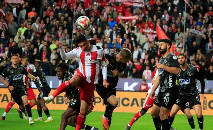 Trendyol Süper Lig: Antalyaspor: 0 - Corendon Alanyaspor: 0 (İlk yarı)
