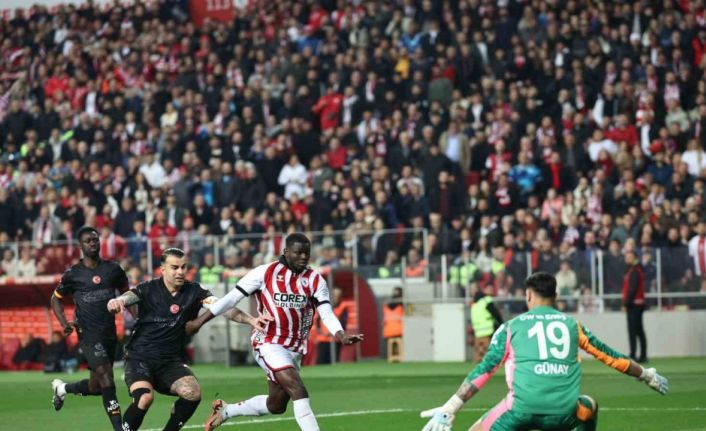 Trendyol Süper Lig: Samsunspor: 0 - Galatasaray: 1 (Maç devam ediyor)