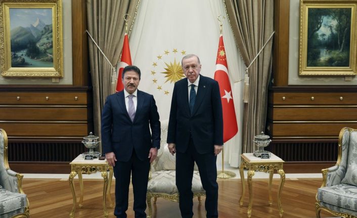 Cumhurbaşkanı Recep Tayyip Erdoğan, Türkiye Esnaf ve Sanatkârları Konfederasyonu (TESK) Genel Başkanı Mehmet Yiğiner’i Cumhurbaşkanlığı Külliyesi’nde kabul etti.
