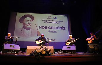 Ünlü Sanatçı Cengiz Özkan, Aşık Veysel’in Eserlerini Kartal’da Seslendirdi