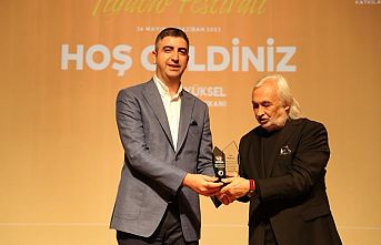 Uluslararası Üniversite Tiyatro Bölümleri Festivali’nin Açılışında Müjdat Gezen’e Onur Ödülü