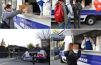 ÜNİVERSİTE ÖĞRENCİLERİ, KARTAL BELEDİYESİ’NİN İKRAMLARI İLE GÜNE SICAK BAŞLIYOR