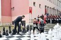 Başiskele’de ilkokul bahçesine satranç sahası...