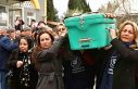 Eşi tarafından öldürülen kadının tabutunu kadınlar...
