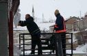 Bayburt’ta çatıdan düşen kar kütleleri park...