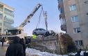 Buzlanan yolda kayan otomobil apartmanın bahçesine...