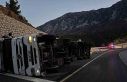 Karayolunda yem yüklü tır devrildi: 2 yaralı