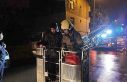Kuş beslerken çatıda mahsur kalan gençleri itfaiye...