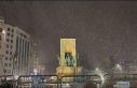 Taksim’de kar yağışı gece saatlerinde etkisini...
