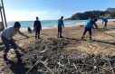 Alanya’da fırtına sonrası plajlarda temizlik...