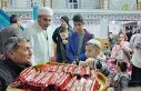 Teravihe gelen çocuklara imamdan ikramlar