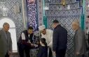 Anamur’da bayram namazı sonrası çocuklara harçlık...