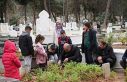 Gaziantep’te bayram öncesi mezarlıklarda ziyaretçi...