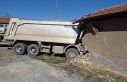 Malatya’da freni boşalan hafriyat kamyonu eve girdi:...