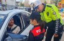 Polis üniforması giyen özel öğrenciler sürücülere...