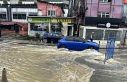 Sarıyer’de rögarlar taştı: Bir iş yerini su...