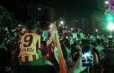 Antalya’da derbi galibiyetini kutlayan bir taraftar...