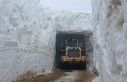 Nisan ayında 4 metrelik kar tünellerinde çalışma