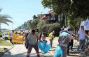 1 Mayıs kutlamalarında yürüyen işçilerle çalışan...