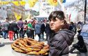 Kamu işçileri halayda, onlar ekmeğinin derdinde