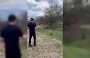 Yanına yaklaşan tilkiyi elleriyle besledi