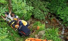 Arazide ağaç keserken yaralanan adamı ekipler kurtardı