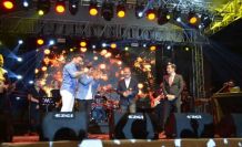 AK Parti’li Kasapoğlu sahnede Sinan Akçıl’a eşlik etti