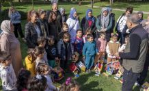 Minik ellerden kuşlara sıcak yuva