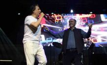 Ünlü şarkıcı Çelik, Amasya konserinde mahalle muhtarıyla sahnede oynadı