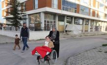 Bir bacağı kısa olan kızını her gün okula kucağında taşıyan anneden ‘asansör’ talebi