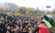 Dağıtılan elma ve armut fidanlarından almak için birbirleri ile yarıştılar