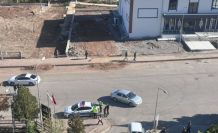 Hastane bahçesine girmek isteyen sürücü refüje çıktı